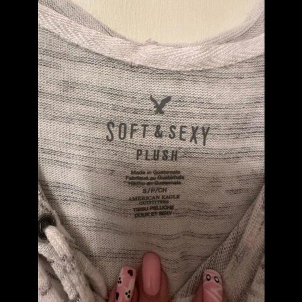 Effortlessly Chic: American Eagle's Soft and Sultry Long Sleeve Shirt - Picture 2 of 3